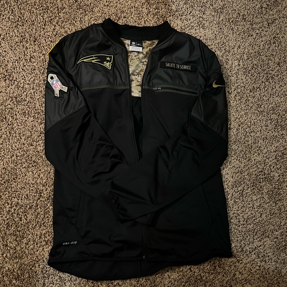 Like-New Nike NFL Salute To Service Patriots Windbreaker Size Medium
